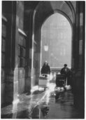 Babakocsit tol� n�k, a Kossuth t�r egyik �rk�dja alatt, piktoralista st�lus, l�gyrajz� objekt�v vagy l�gy�t� el�t�t [125599]