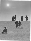 Sz�nk�z� gyermekek, k�t sz�l�vel, ellenf�nyben, a napkorong alkonyat el�tti k�p�vel [125600]