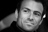 Franck Cammas vil�gh�res f�ldker�l� vitorl�z�. � �s csapata 48 nap 7 �ra 44 perc 52 m�sodperc alatt vitorl�zta k�rbe a f�ldet egy trimar�nnal 2010-ben. [133210]