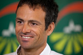 Franck Cammas vil�gh�res f�ldker�l� vitorl�z�. � �s csapata 48 nap 7 �ra 44 perc 52 m�sodperc alatt vitorl�zta k�rbe a f�ldet egy trimar�nnal 2010-ben. [133211]